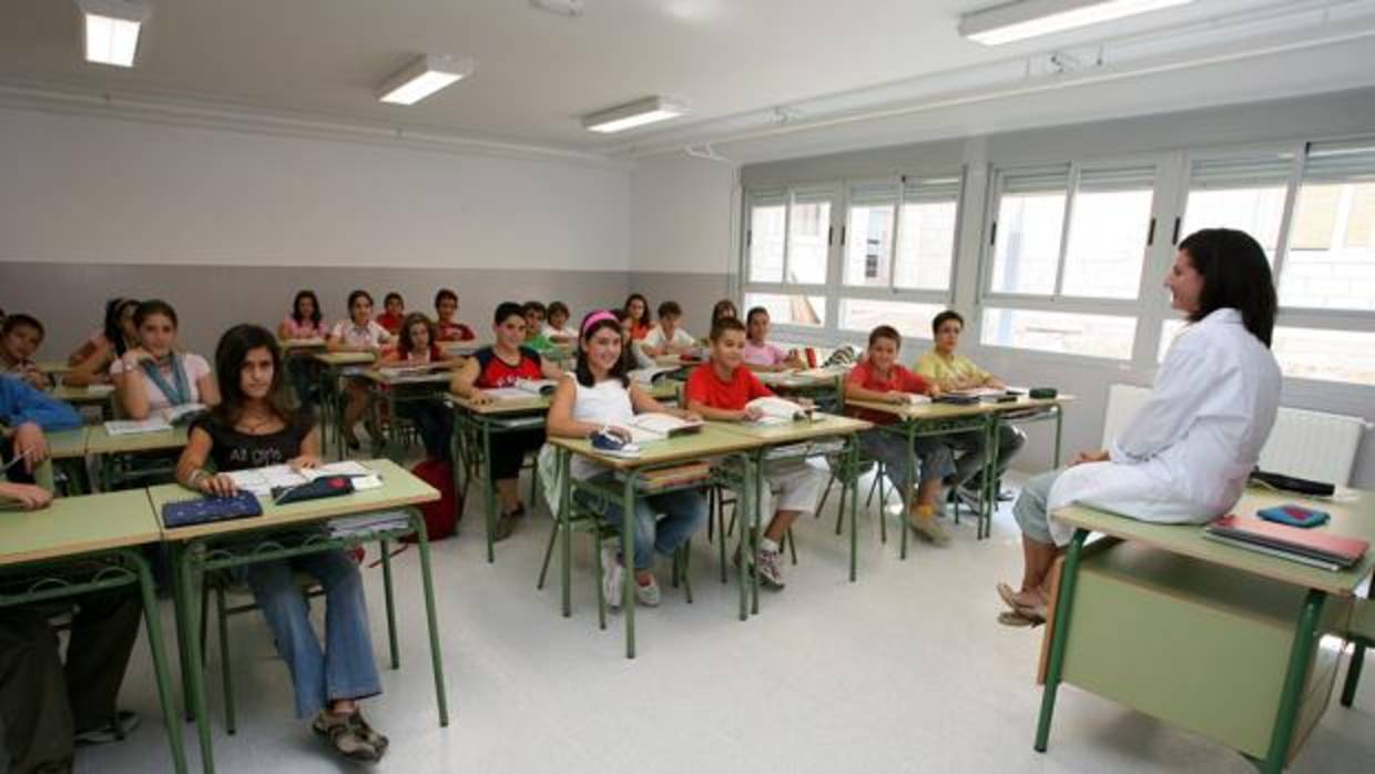 Una profesora dando clase a sus alumnos en Toledo