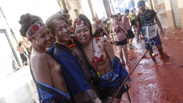 Dos turistas de Guam recorren 13.800 kilómetros para asistir a la Tomatina