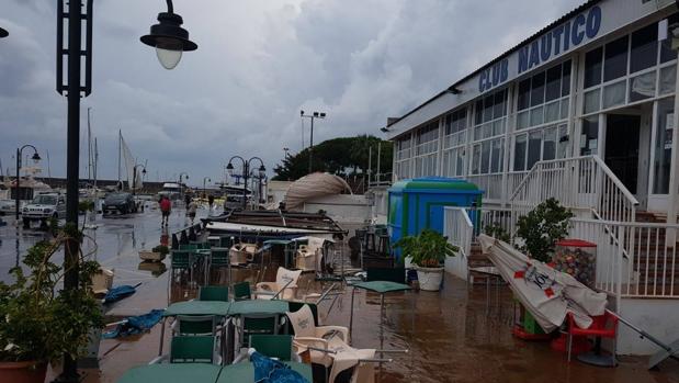 Vídeo: un tornado toca tierra en Burriana y deja daños materiales en su Club Náutico