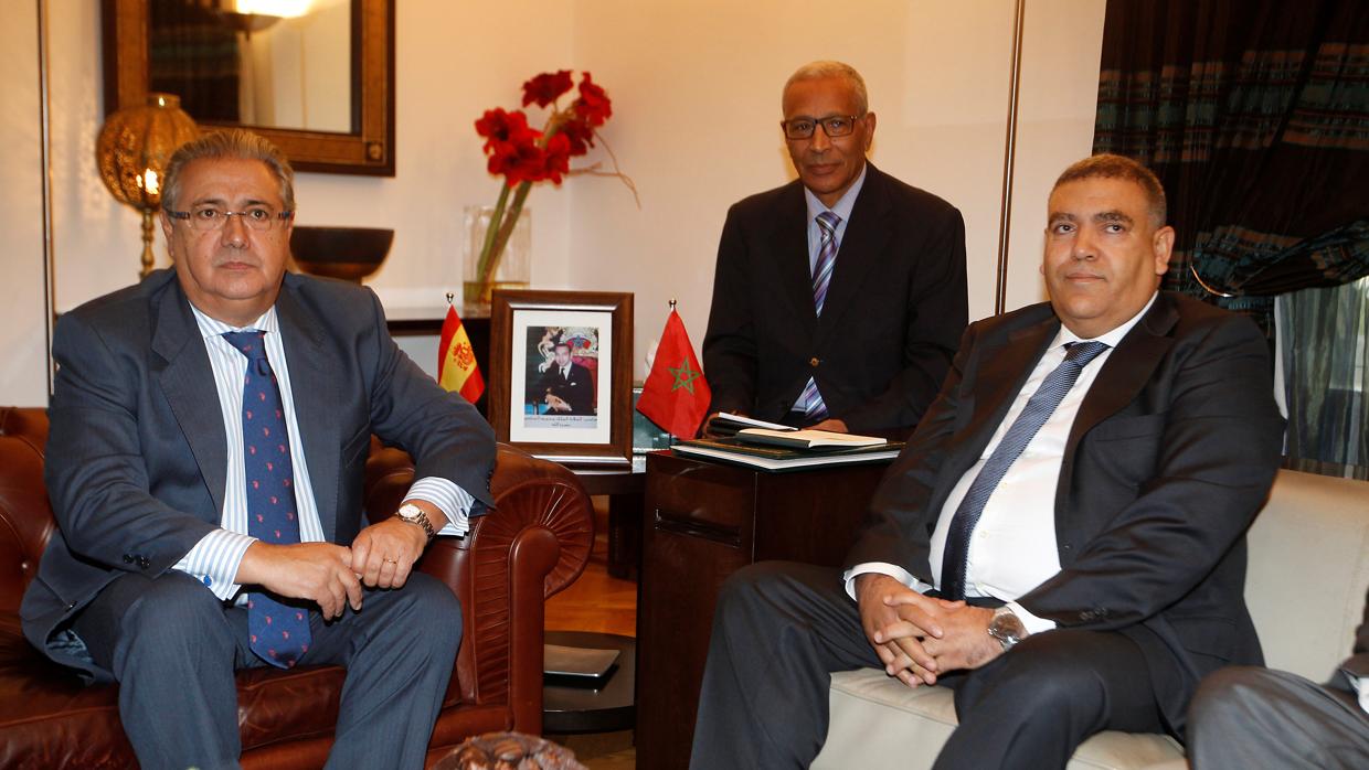 El ministro del Interior de España, Juan Ignacio Zoido, asiste a una reunión con el ministro marroquí del Interior, Abdelouafi Laftit, en el Ministerio del Interior marroquí