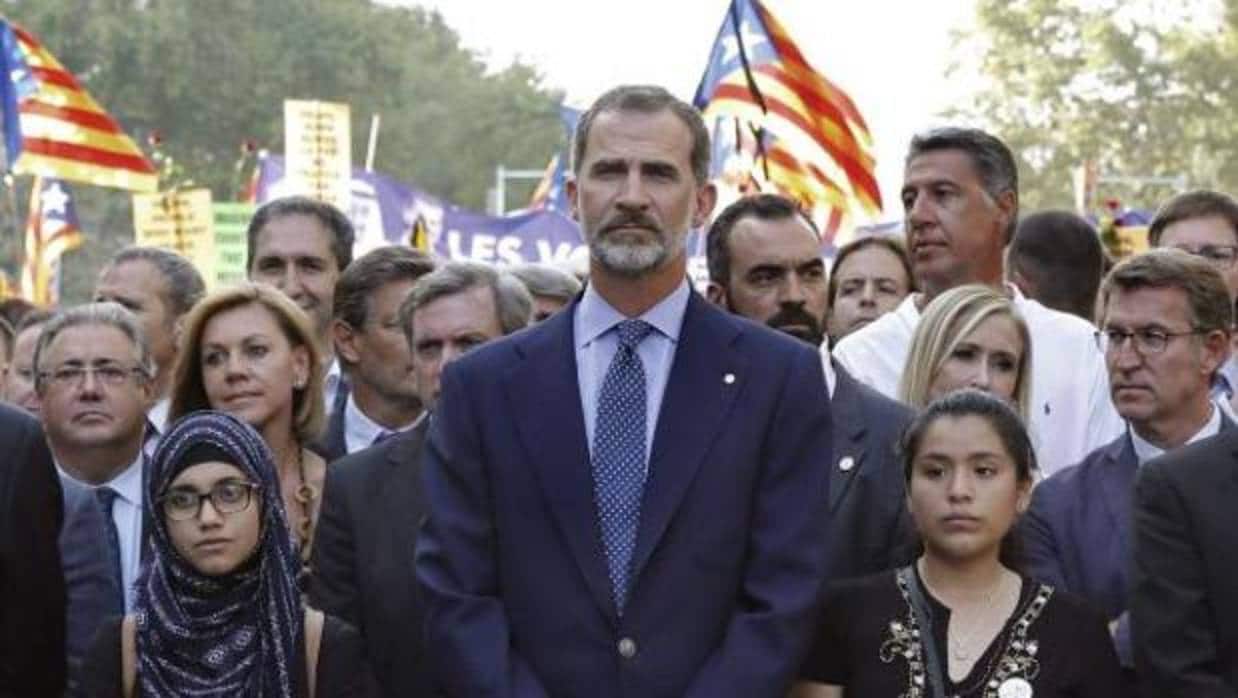 El rey Felipe durante la manifestación contra los atentados yihadistas en Cataluña