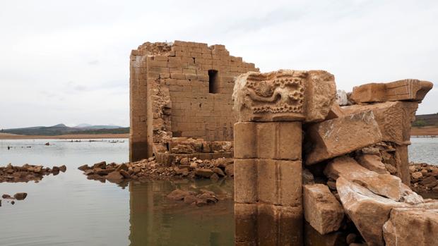 Patrimonio románico emerge de las aguas por la sequía