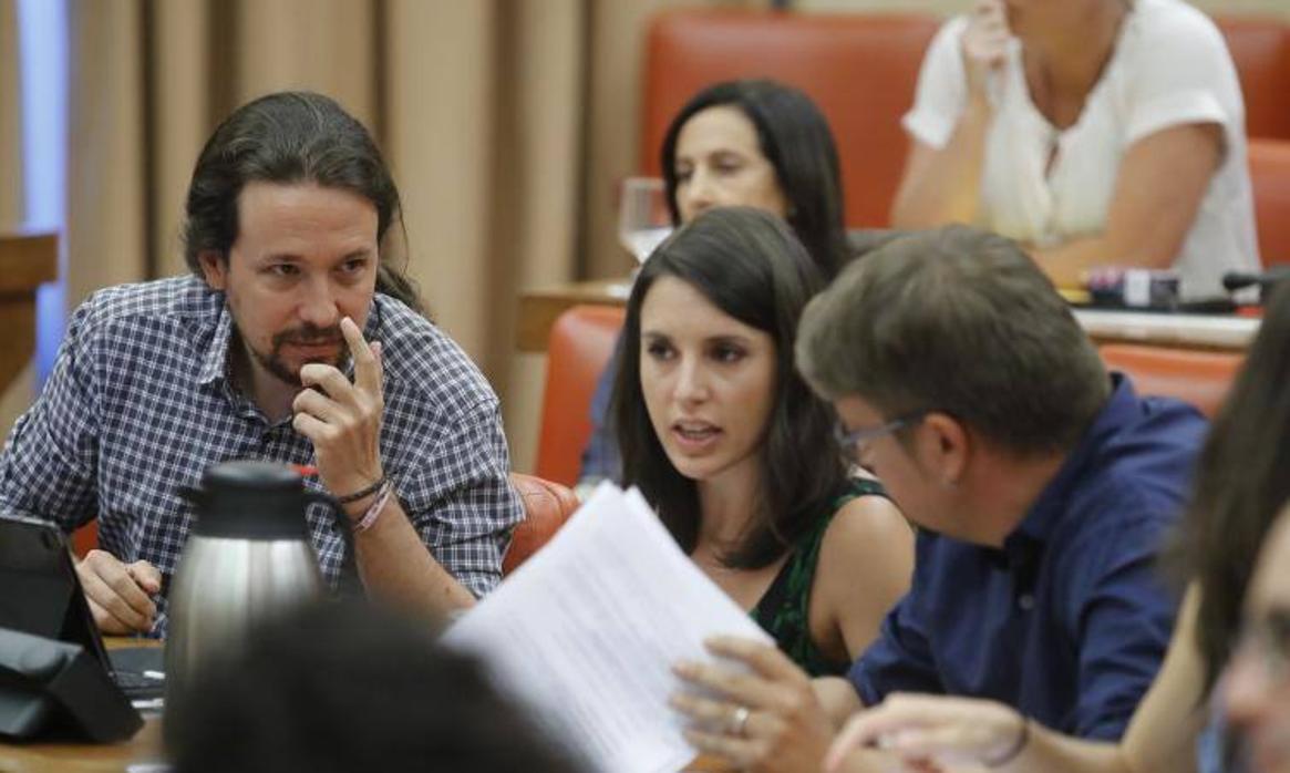 Pablo Iglesias e Irene Montero conversan con Xavier Doménech durante la reunión de la Diputación Permanente del Congreso