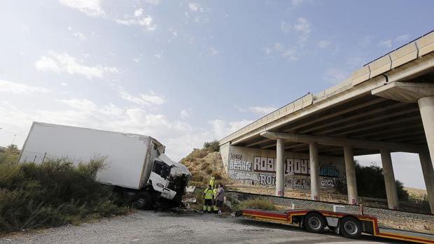 Tres heridos en un accidente múltiple en la N-338 en el que un camión ha caído desde un puente en Elche