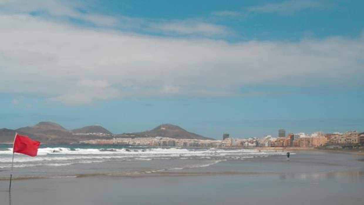 La Playa de Las Canteras este jueves con bandera roja por oleaje