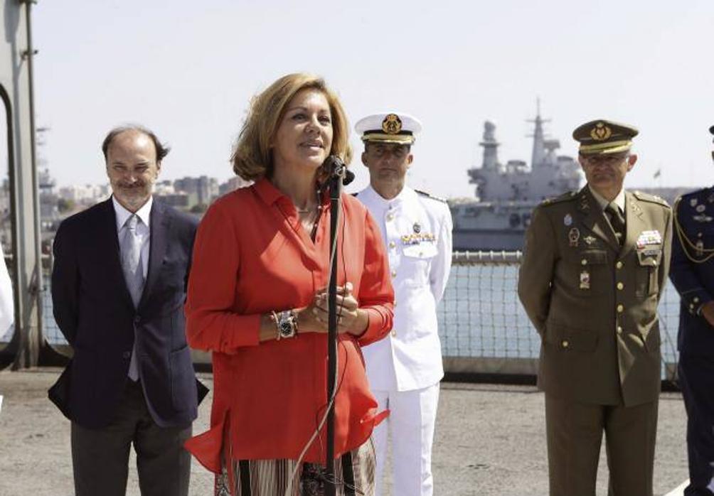 María Dolores de Cospedal, durante su intervención en la ceremonia celebrada hoy en el puerto italiano de Tarento