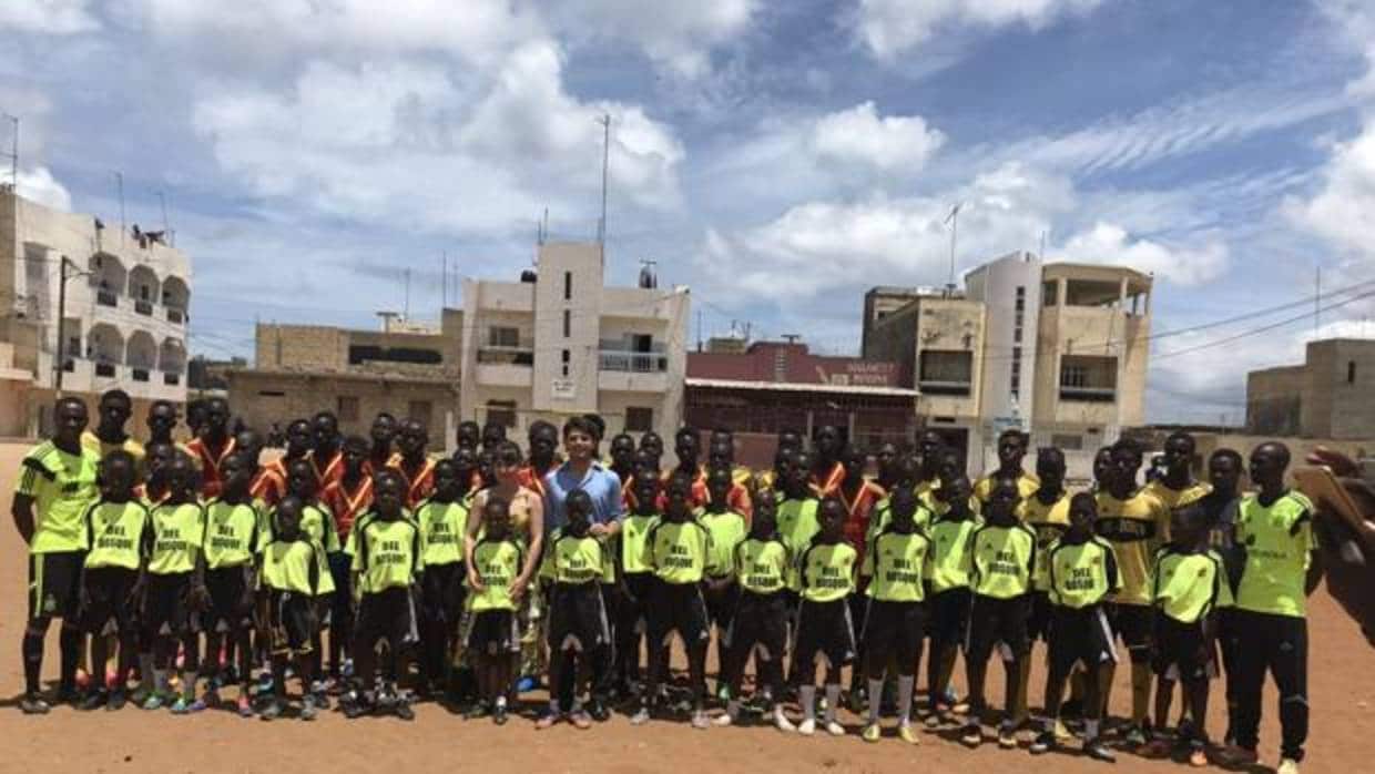 Diplomáticos españoles y alumnos de la escuela de fútbol Vicente del Bosque de Dakar, Senegal, esta semana