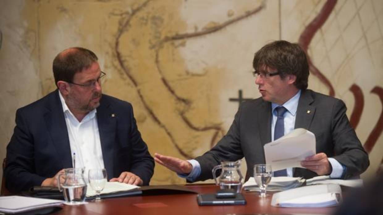 El presidente de la Generalitat, Carles Puigdemont, y el vicepresidente, Oriol Junqueras, este martes en una reunión