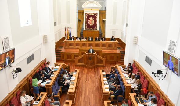 Arranca el Pleno de los Presupuestos con un minuto de silencio por Barcelona