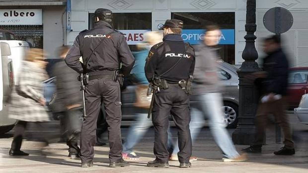 Imagen de archivo de unos agentes de la Policía Nacional tomada en el centro de Valencia