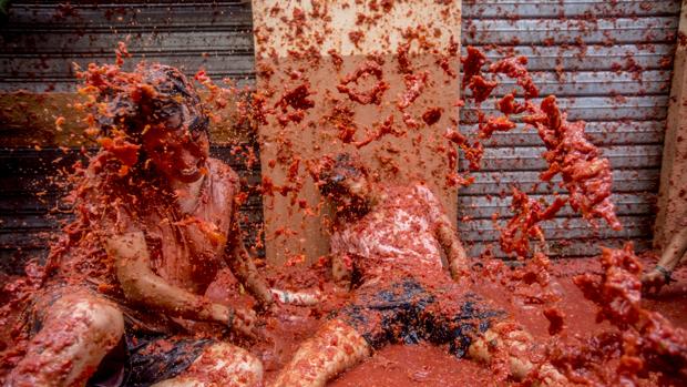 La otra cara de la Tomatina: La Guardia Civil recuperó 15 móviles, 727 euros y 20 libras