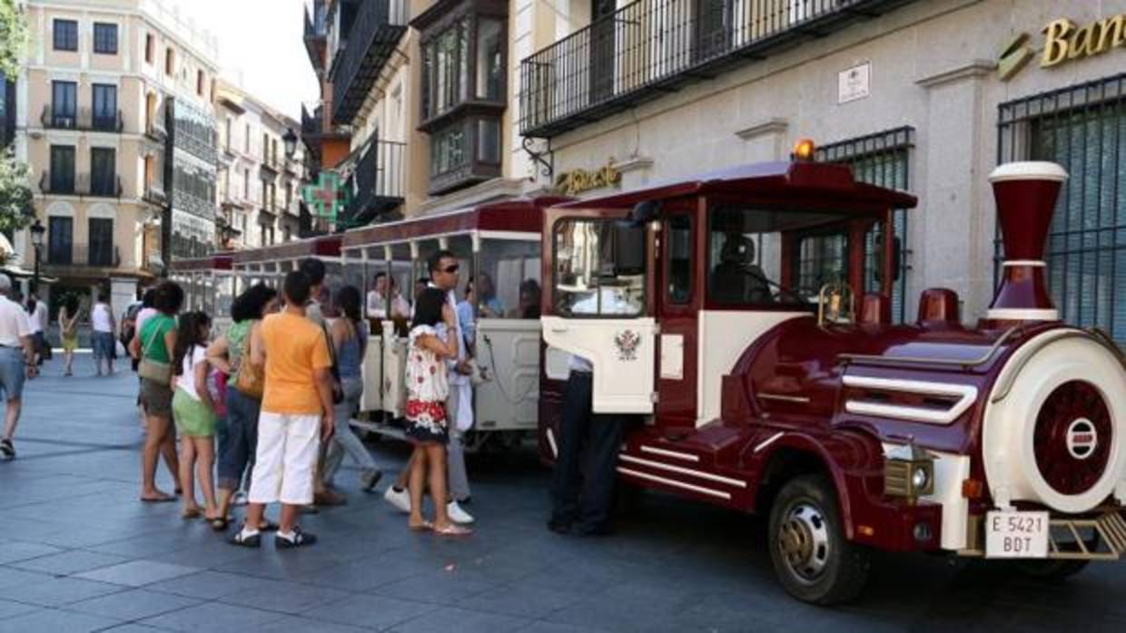 El tren turístico, en la plaza de Zocodover