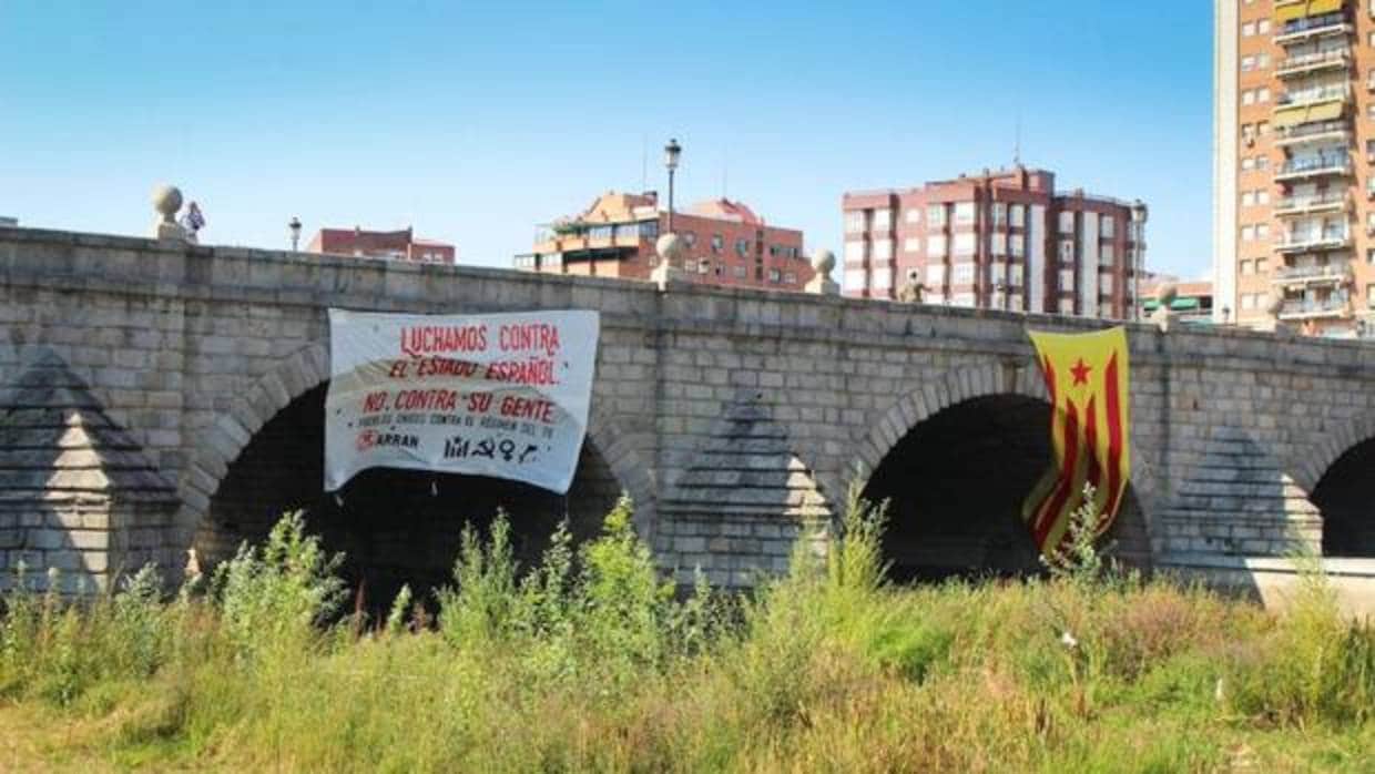 El Ayuntamiento de Madrid retira una estelada colocada por Arran en el Puente de Segovia