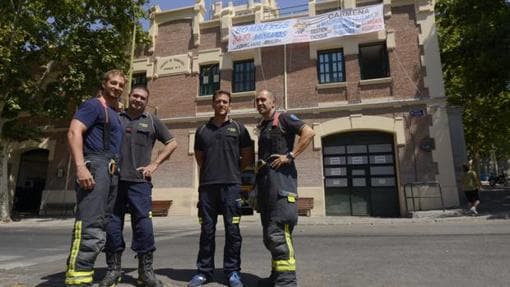 Cuatro bomberos posan para ABC, frente al Parque 3, en el distrito de Centro