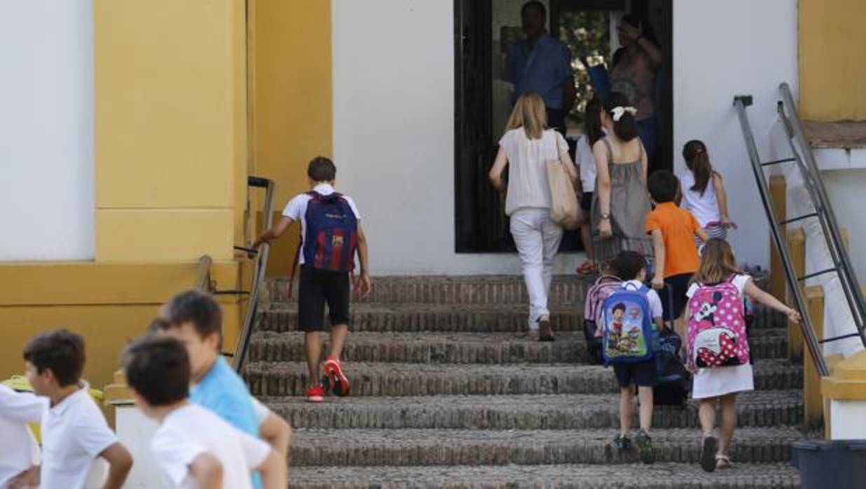 Alumnos llegando a su colegios