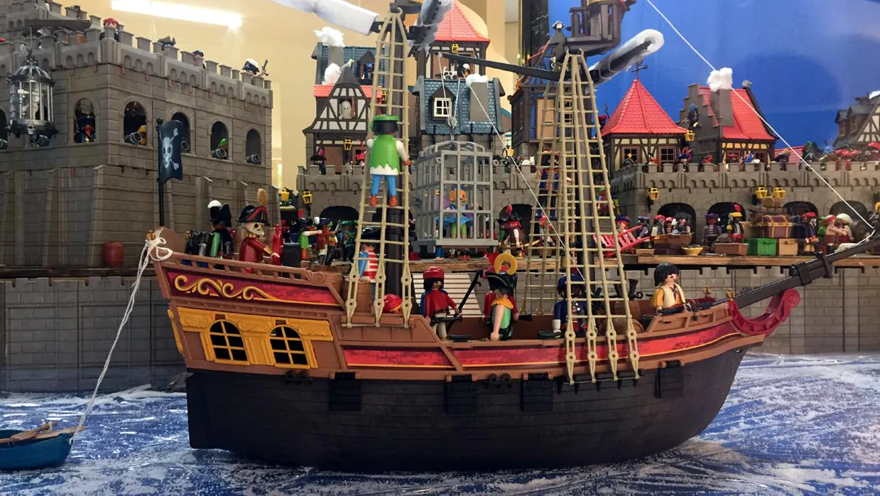 Barco pirata hecho de muñecos Playmobil en la exposición