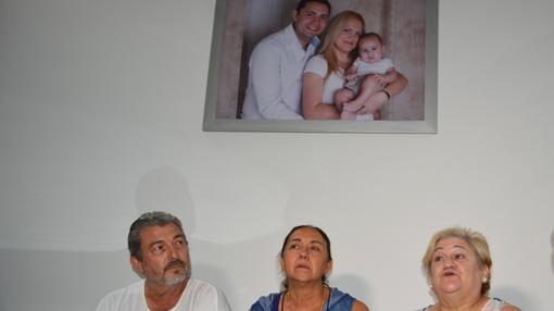 Imagen de la madre de Pilar junto a los padres de su yenrno