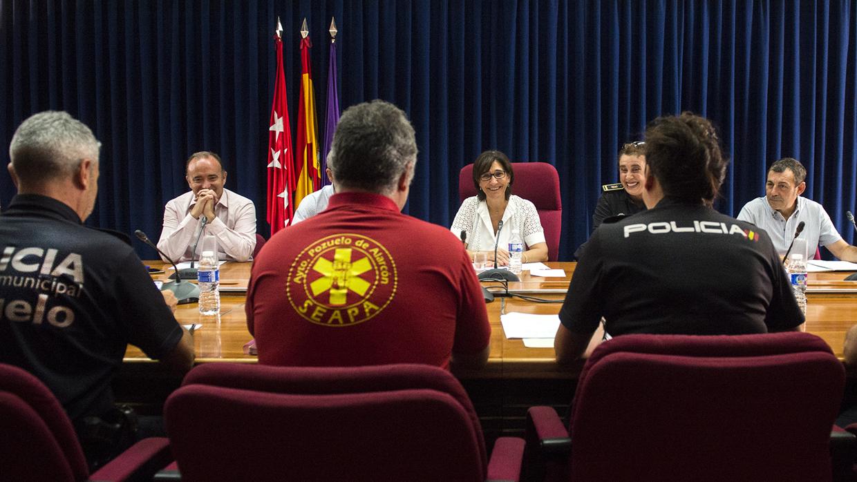 Reunión de la alcaldesa de Pozuelo, Susana Pérez, con miembros de la Policía Nacional y Municipal