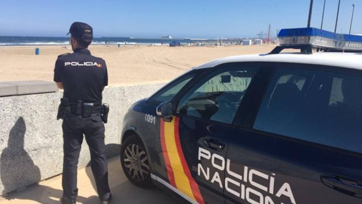 Imagen de archivo de un agente de Policía Nacional en Valencia