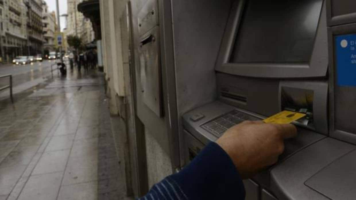 Le roban 4.150 euros de su tarjeta bancaria que le quitaron con la técnica de la «siembra»