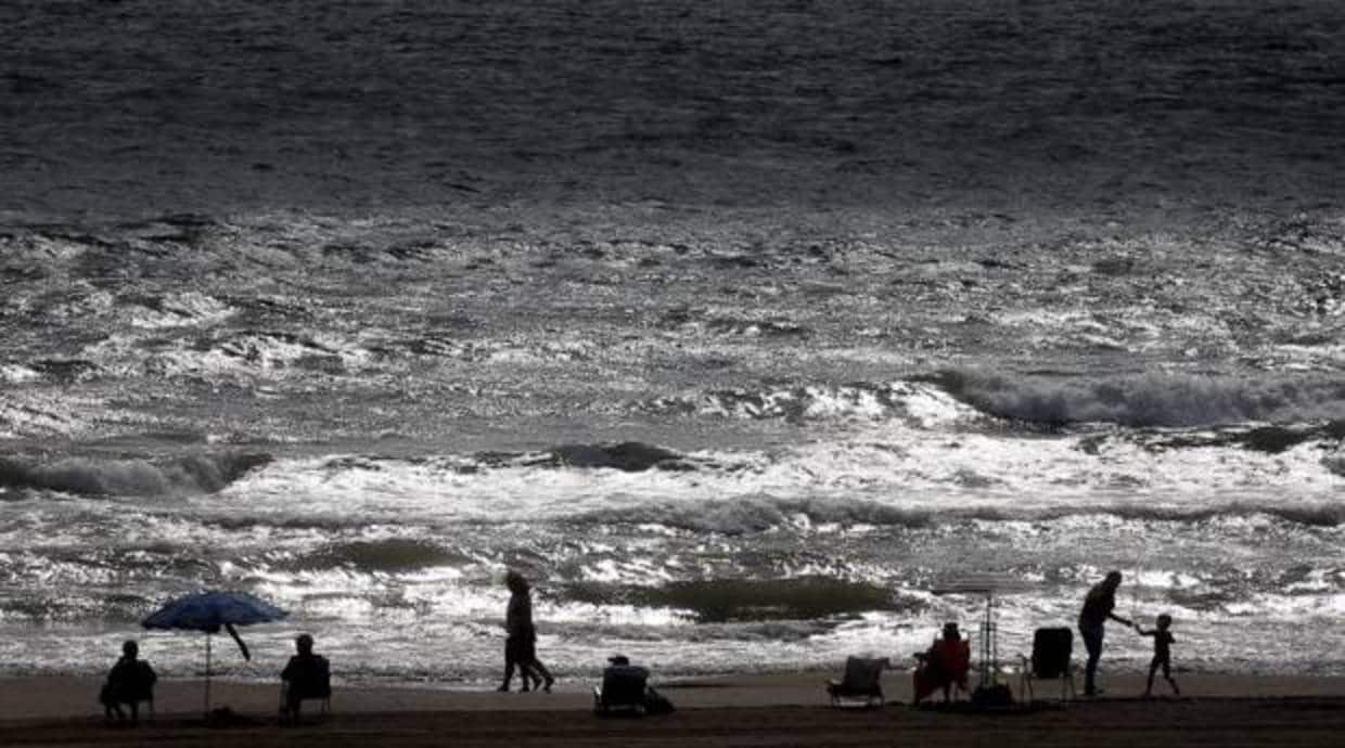 Familias aprovechan de las temperaturas suaves en una playa de Valencia, este viernes 1 de septiembre