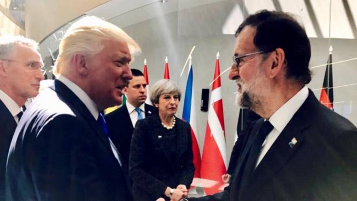 Mariano Rajoy saluda a Trump en presencia de Theresa May en la Cumbre de la OTAN