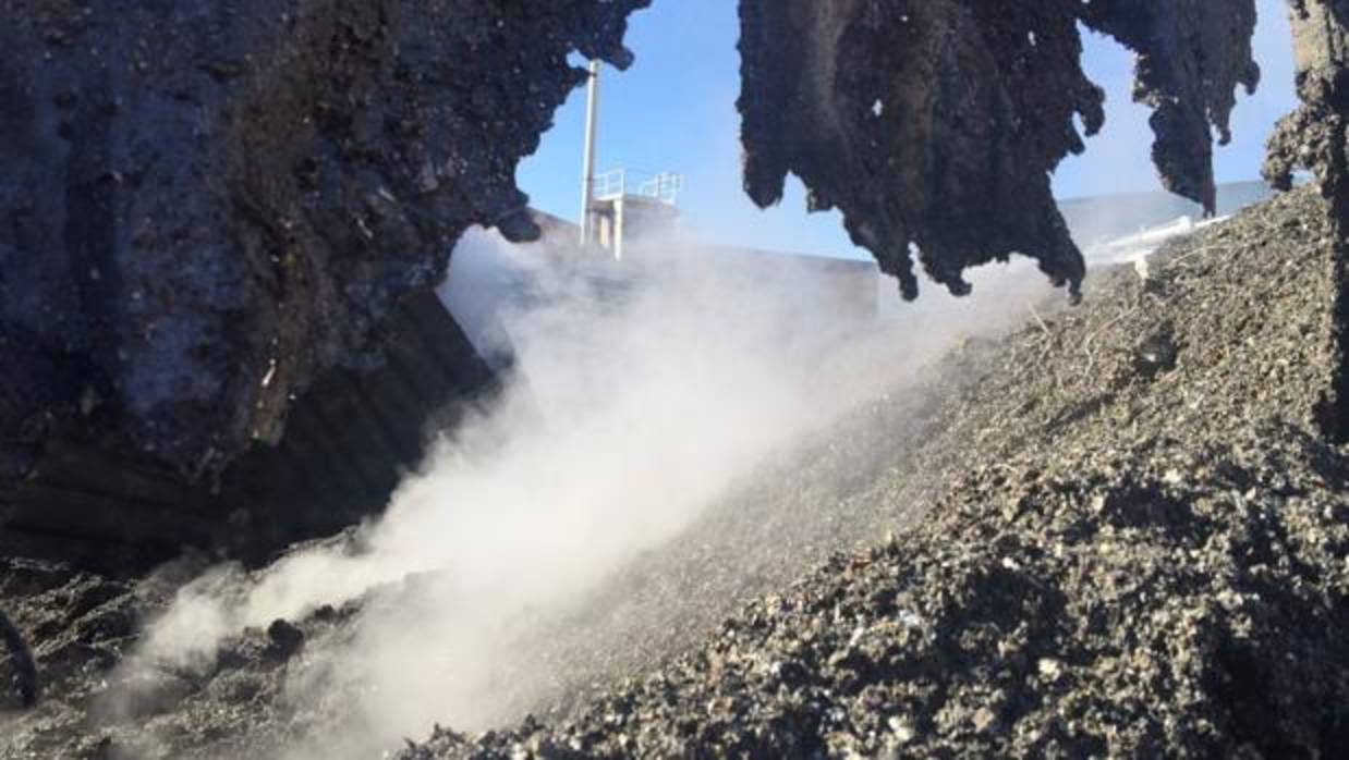 Montaña de residuos causados por el incendio