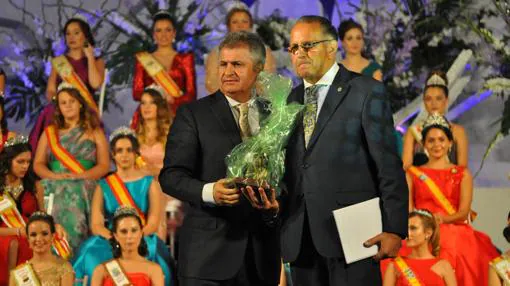 El alcalde, Pedro Casas, junto al pregonero Alejandro Morales