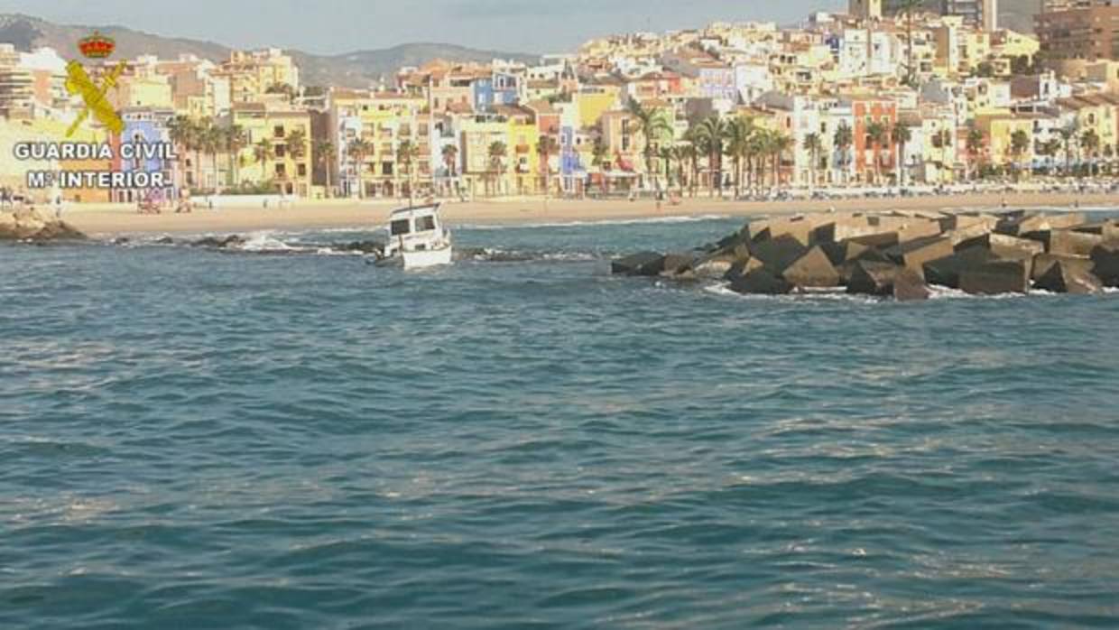 El baco encallado en las rocas, frente a Villajoyosa