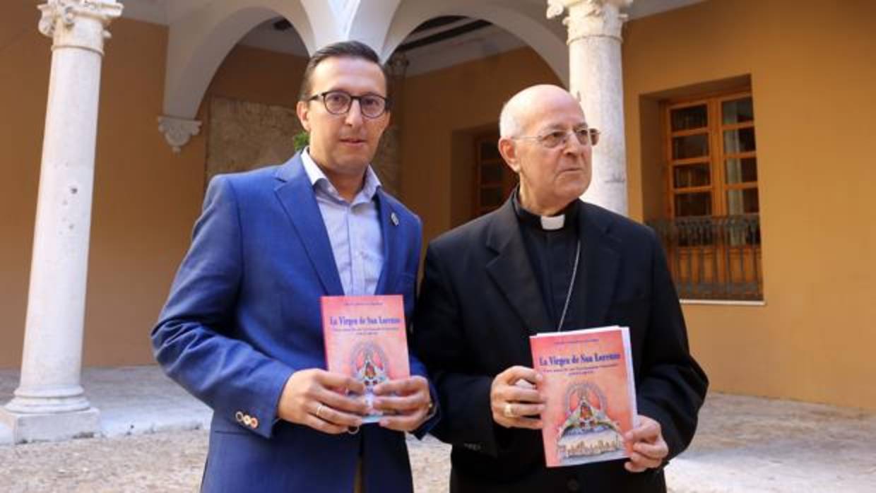 El cardenal arzobispo de Valladolid, Ricardo Blázquez, presenta el libro 'La Virgen de San Lorenzo. Cien años de su Coronación Canónica junto a Javier Burrieza