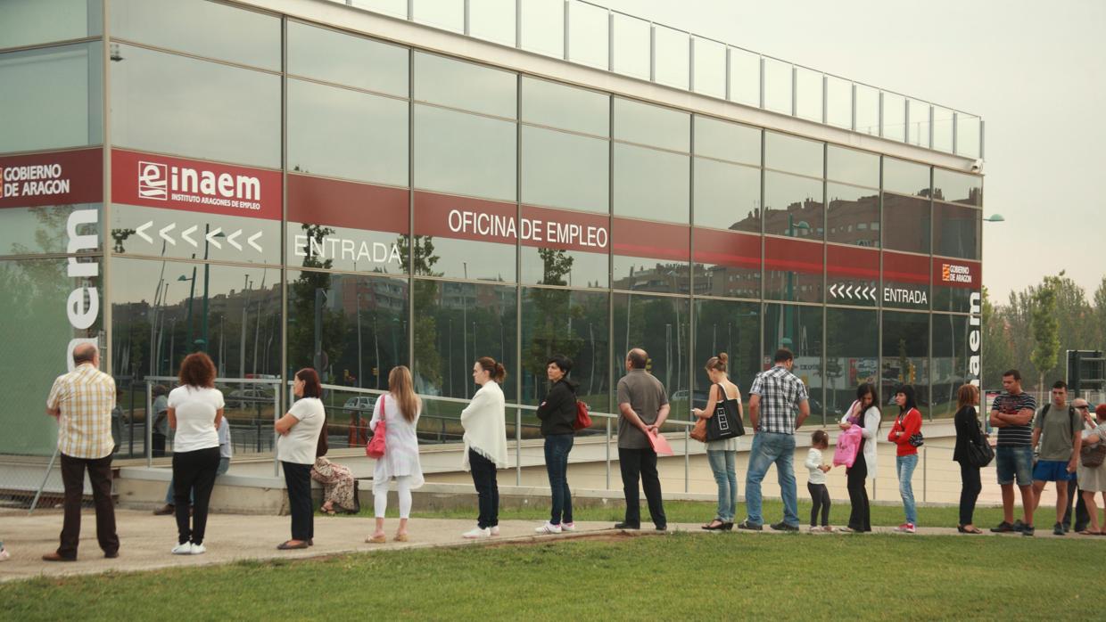 Cola a las puertas de una oficina del Instituto Aragonés de Empleo