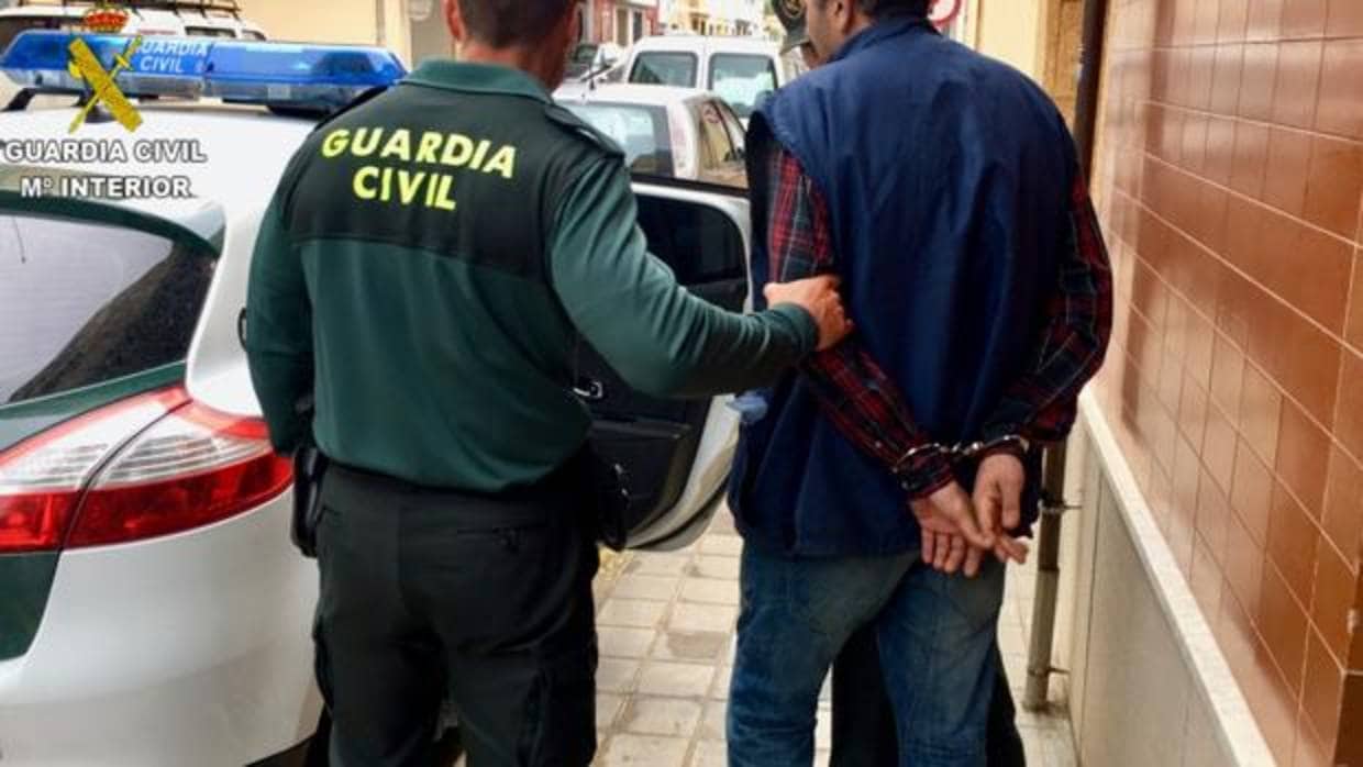 Imagen de la detención facilitada por la Guardia Civil
