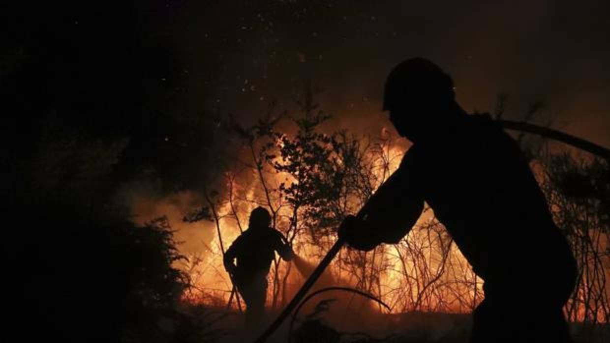 Bomberos durante las labores de extinciión de un incendio forestal