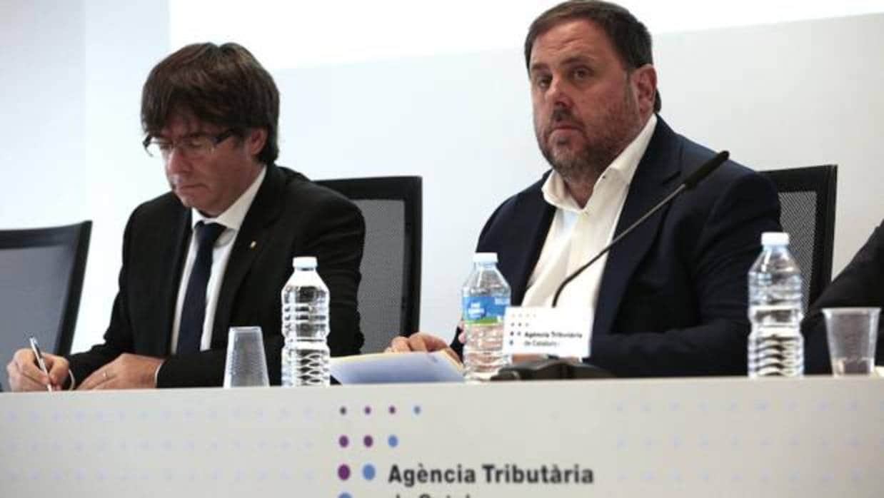 Puigdemont y Junqueras durante la presentación de la Agencia Tributaria de Cataluña