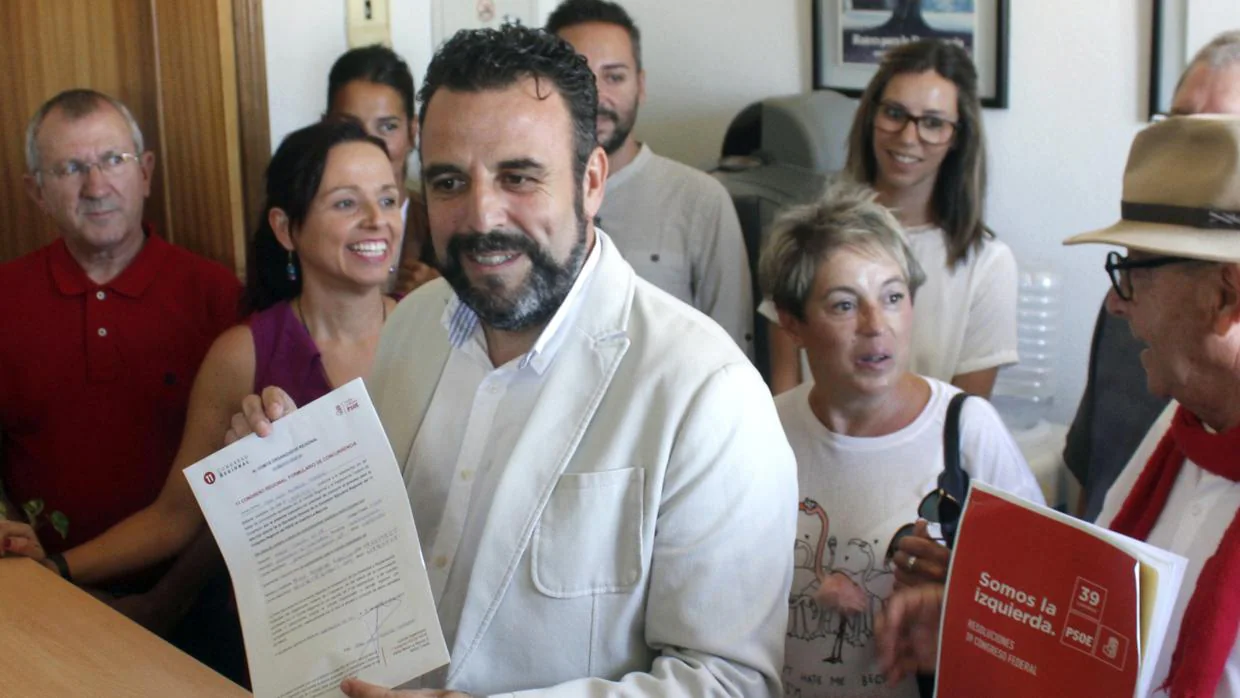 Blanco, en el centro, registra su precandidatura en la sede regional del PSOE en Toledo este martes