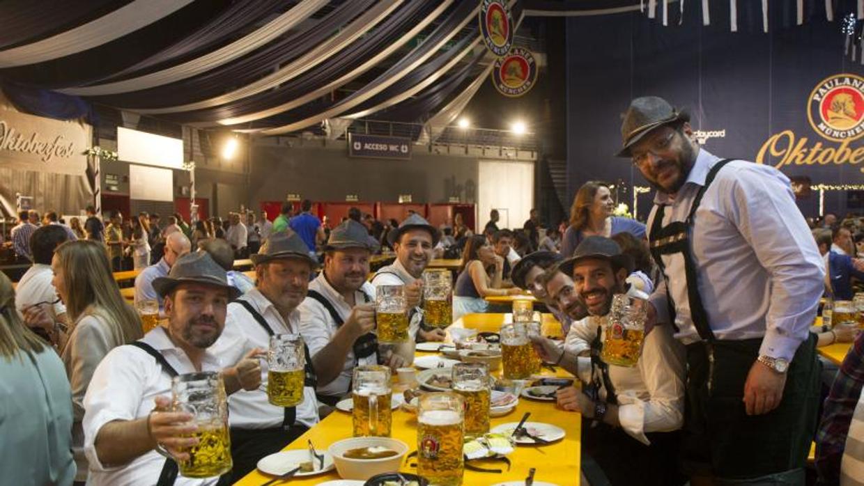 Varios individuos disfrutan de una cerveza en la Oktoberfest del Wizink Center