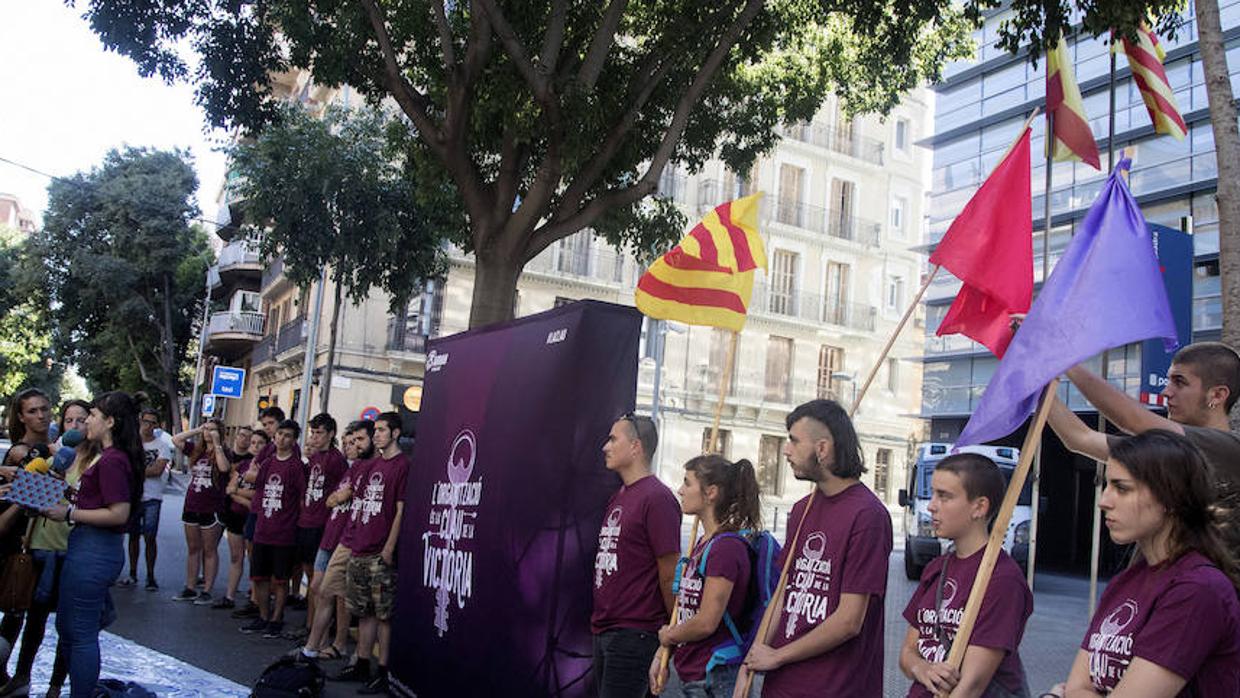Miembros de la organización independentista Arran concentrados en Barcelona