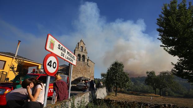 Un incendio de nivel 2 amenaza Berlanga del Bierzo