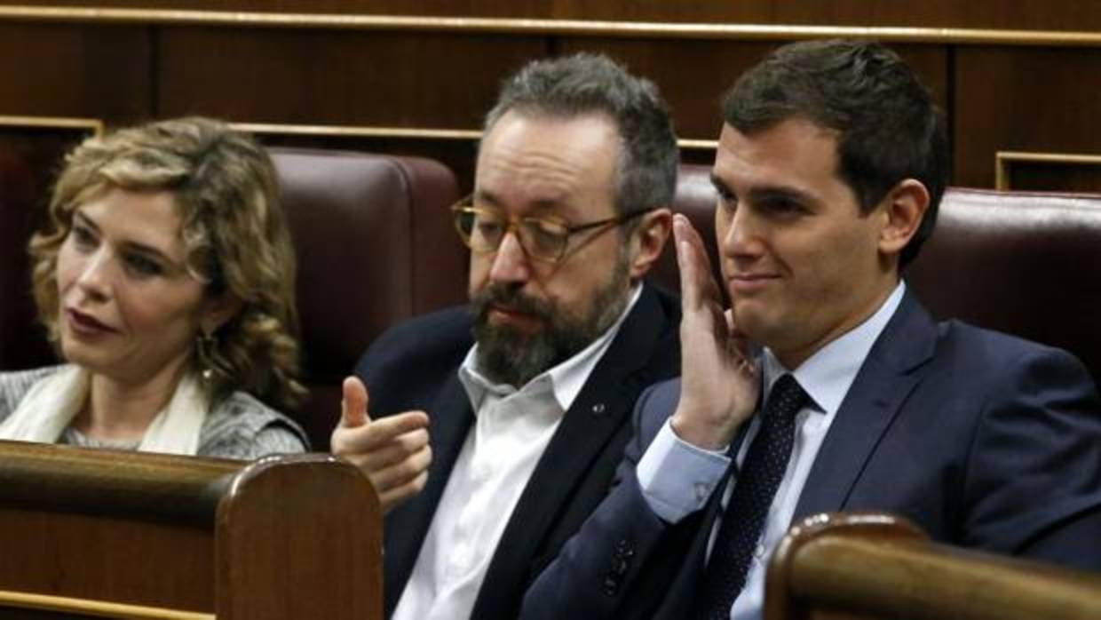 Marta Martín, junto a Juan Carlos Girauta y Albert Rivera, en el Congreso de los Diputados