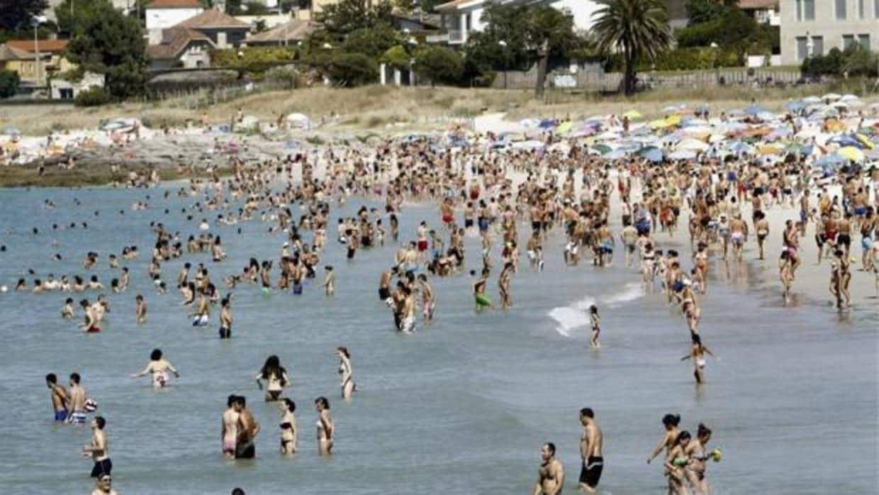 Una playa llena de gente en las Rías Baixas