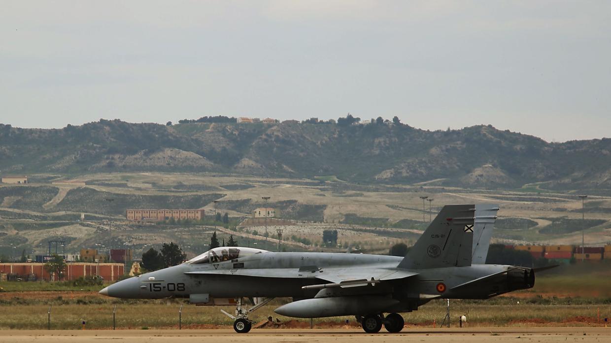 Un caza, en las pistas de la Base Aérea de Zaragoza