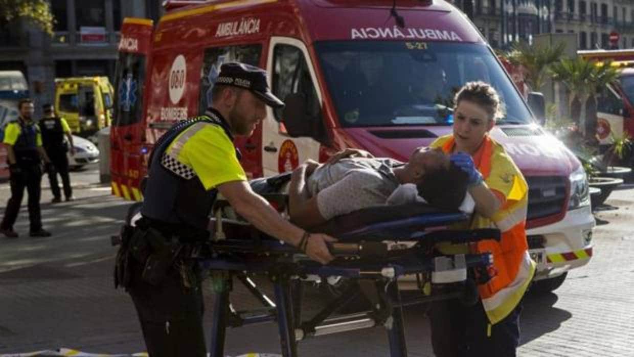 Traslado de uno de los heridos por el atentado ocurrido en las Ramblas de Barcelona