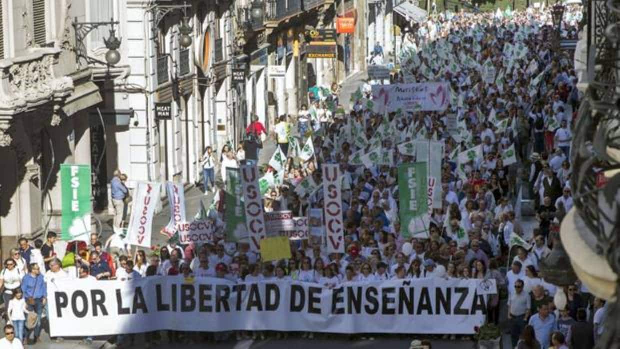 Imagen de la manifestación del pasado mes de junio contra la supresión de conciertos anunciados por la Conselleria de Educación
