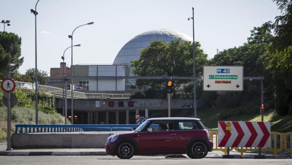 Entrada cerrada al tráfico del túnel de la avenida del Planetario