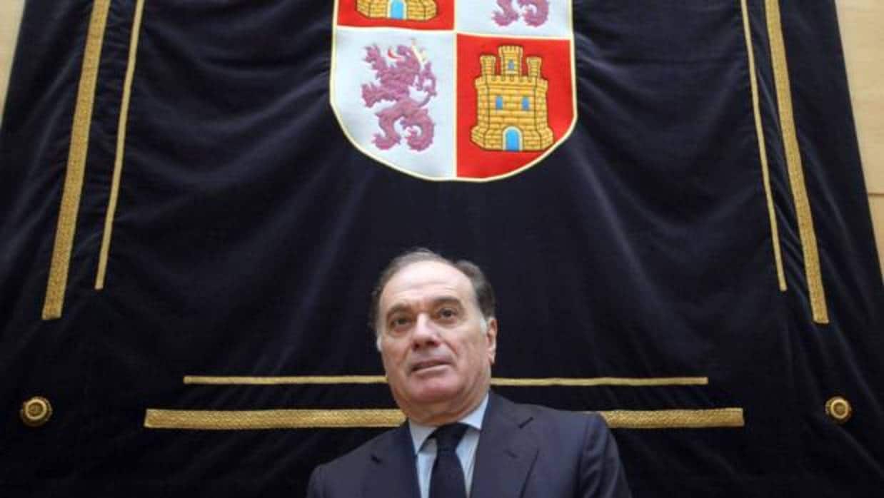 El exvicepresidente de la Junta de Castilla y León, Tomás Villanueva Rodríguez, ha fallecido esta madrugada en su domicilio de la urbanización El Montico