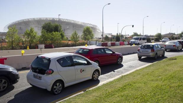 Salida de la avenida de Arcentales con la plaza de Grecia, junto al estadio Wanda Metropolitano