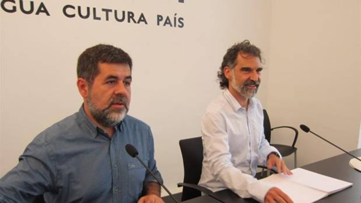 El presidente de la ANC, Jordi Sànchez, y el de Òmnium Cultural, Jordi Cuixart, en rueda de prensa