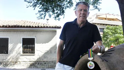González posa con la medalla de plata conseguida en la prueba de 1.500 metros del Mundial de Roma de 1987
