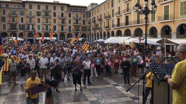 Unas 200 personas participan en Palma en un acto en favor de la independencia de Cataluña