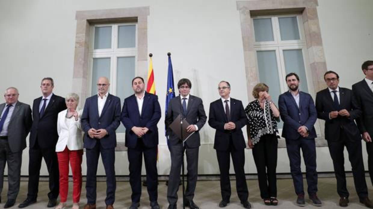 Carles Puigdemont, junto a su equipo de gobierno